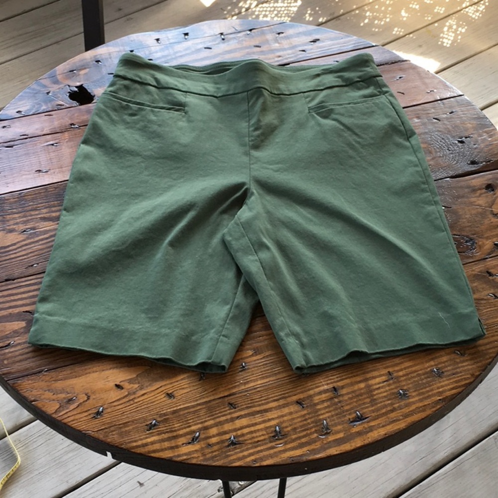 Time and Tru pull on stretch Bermuda shorts